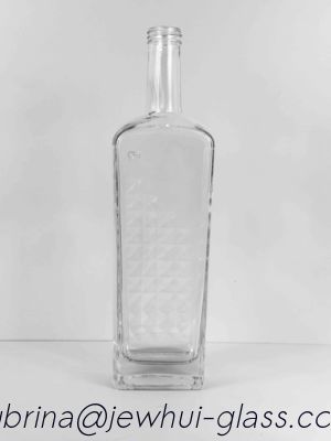 Buen precio Botella de licor de 750 ml de vidrio transparente de cuello largo rectangular de Michigan de 21.5 mm de barra con acabado superior del cuello en línea