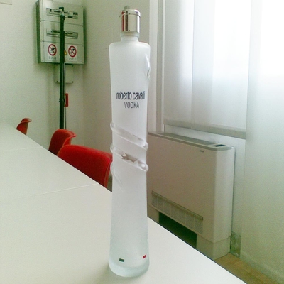 Buen precio alta Roberto Cavalli Vodka Bottle Vacuum capa de la metalización de 330m m en línea