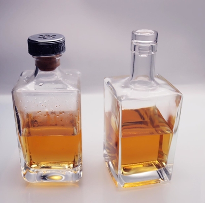 Buen precio Botella de whisky del cuadrado del corcho de la aleación del cinc 700ml 21.5m m Crystal White en línea